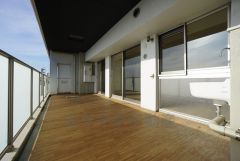 陽当たりの良いバルコニーです。お洗濯やお布団干しはもちろん、日光浴スペースにも。イスとテーブルを置いてオープンテラスとしても楽しめます。