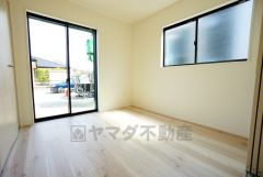 1階洋室。暖かい日差しが差し込む洋室。たっぷり収納できるクローゼット付きでお部屋の中をすっきりと快適に保てます。