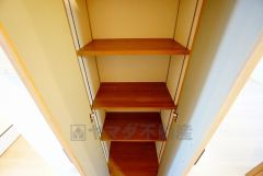 ストックやアルバム、たまにしか見ない書類などの収納に便利な廊下収納。扉付きなので見た目もスッキリ＾＾