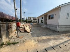 現地（2026年7月21日）撮影。駐車スペースはゆとりある3台分を確保。マイカー用に、お客さま用に、余裕を持ってご利用いただけます。