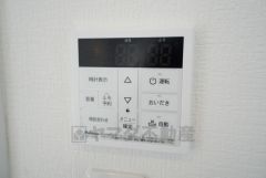 キッチン横からお湯張り、追い炊き、足し湯がボタン一つで楽々操作できる給湯機リモコンです。忙しい夕飯準備の時間帯に重宝しますね。