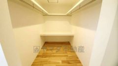 収納力豊富なウォークインクローゼット。洋服や小物などを1箇所にまとめて美しい収納を実現します。