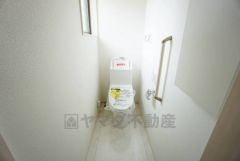 温水洗浄機付トイレです。節水機能もあるので、安心して使えますね。もちろん、1階2階の2ヶ所にトイレがあるので、忙しい朝にもゆとりができますね。