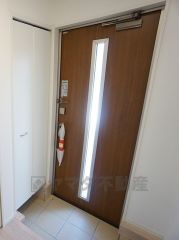 同仕様写真。白を基調とした明るい玄関です。大容量のシューズボックスは家族全員の増えがちな靴や物をすっきり収納できます。