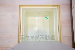 キッチンにある床下収納は、居住スペースを減らさずに買い置きの調味料や非常食などを保管することができます。