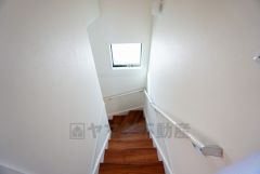 小さなお子様やご高齢の方でも安心できる、手すり付き階段。段差も低めで設定されており、安全性にも優れています。