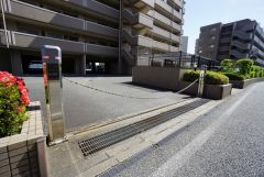 駐車場入り口にはセキュリティ対策の為オート開閉のチェーンロープを完備しております。車の防犯対策も良いです。お車の安全も守れます。