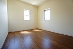 同仕様写真。2面採光を確保した明るい室内は、風通しも良く、大変居心地の良い空間となっております。爽やかな風を感じて起きる朝は、快適生活の始まりに。