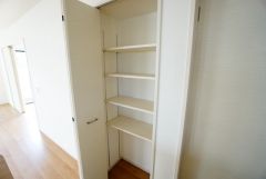 まとめ買いしてもこの収納量なら心配要らずのパントリー。調理家電や食品のストックをすっきりまとめられ、キッチン周りを広々使えます。