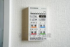 浴室暖房乾燥機付き。天候に左右されず、いつでも好きなときに洗濯物を干せるので、仕事や家事で忙しい方に重宝します。