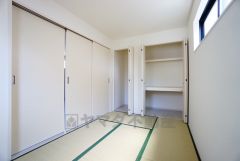 リビングからの続き間として和室をご用意しました。普段はリビングとつなげて開放的なスペースとして。来客時には客間としてお使いいただけます。