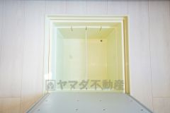 キッチンにある床下収納は、居住スペースを減らさずに買い置きの調味料や非常食などを保管することができます。