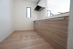 同仕様写真。リビングにいるお子様を見守りながらお料理ができる対面キッチン。カウンタートップの汚れもサッと拭き取ることができ、お掃除ラクラク＾＾