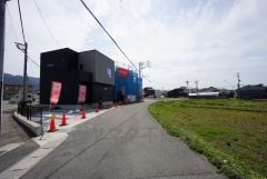 大型車の通行が少なく、騒音や振動が少ないので静かで快適な生活を送れます。