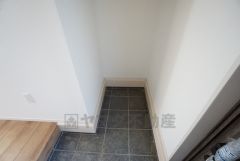 同仕様写真。ベビーカーや泥のついたおもちゃをしまうのに便利なスペースです。玄関周りをスッキリさせることが出来ます＾＾