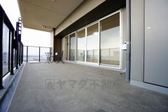 大型のバルコニーは日当たり良好です。お洗濯物も気持ちよく干せそうです。日光浴をしたり、星を眺めたりも良いですね^^