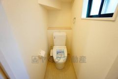 温水洗浄機付トイレです。節水機能もあるので、安心して使えますね。もちろん、1階2階の2ヶ所にトイレがあるので、忙しい朝にもゆとりができますね。