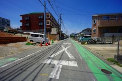 現地（2025年5月13日）撮影。大型車の通行が少なく、騒音や振動が少ないので静かで快適な生活を送れます。