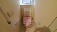 温水洗浄機付トイレです。節水機能もあるので、安心して使えますね。もちろん、1階2階の2ヶ所にトイレがあるので、忙しい朝にもゆとりができますね。