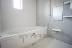 1日の疲れを癒すくつろぎのバスルーム。足を伸ばしてもゆったりと入れるサイズです。お子様と一緒にお風呂に入っても狭くないですね^^