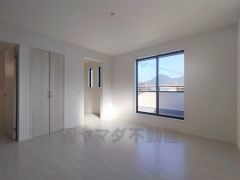 ご夫婦お二人のプライベートシーンを演出する寝室は、大容量のウォークインクローゼット付き。