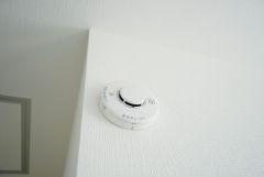 火災報知器が設置されていることで、火災の発生をいち早く感知し、就寝中や留守中でも素早く危険を知らせてくれるため、家族の安全を確保し被害を最小限に抑えられます。