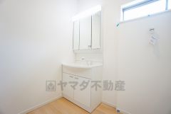 三面鏡つき洗面台。収納も一体型になっているので、ドライヤーやヘアアイロンの置き場に困りません。