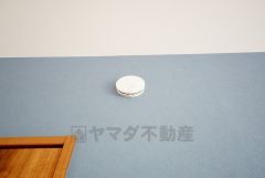 火災による煙や熱を感知して、警報音やブザー等で火災の発生を知らせてくれる火災警報器。