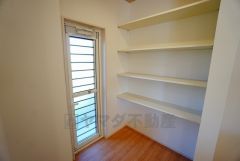 同仕様写真。キッチン横に広々としたパントリー付き＾＾洗面室にも近く、食料品だけでなく日用品などの収納にも＾＾