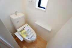 同仕様写真。1階2階の2ヶ所にトイレがありますので、忙しい朝にも家族に気を使わず、ゆとりが生まれますね＾＾ 小窓付きで換気する時に便利です＾＾