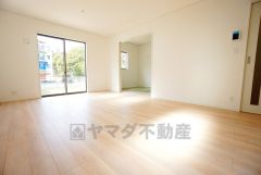 大きな掃き出し窓のあるリビングは、陽光あふれる明るい空間です。ゆったりと寛げる憩いの場となりそうです。