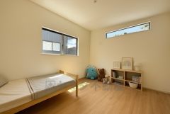家具はイメージです。2面採光を確保した明るい室内は、風通しも良く、大変居心地の良い空間となっております。爽やかな風を感じて起きる朝は、快適生活の始まりに。