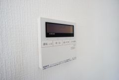 キッチン横からボタンひとつで操作が楽々。