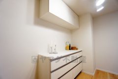 キッチンの背面には大型のカップボードが設置されています。食器収納としてはもちろん、作業台や家電置き場としても使えます。