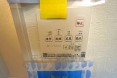 浴室暖房乾燥機には、暖房、乾燥、涼風、換気の4つの機能が付いています。タイマー付き。