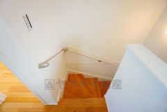 小さなお子様やご高齢の方でも安心できる、手すり付き階段。段差も低めで設定されており、安全性にも優れています。