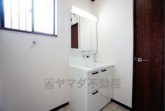 三面鏡つき洗面台。鏡裏にたっぷりとした収納スペースがあります。鏡を閉めてしまえば小物は見えないため、スッキリとした印象の洗面台にできます。