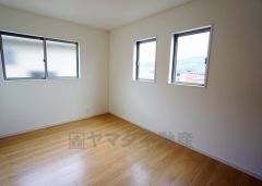 同仕様写真。ご夫婦お二人のプライベートシーンを演出する寝室は、大容量のウォークインクローゼット付き。