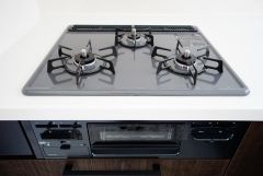 同時にたくさんの料理が調理できる3口コンロ。長時間熱を通しておきたい煮込み料理を作りながら、炒め物など同時進行で進められます。