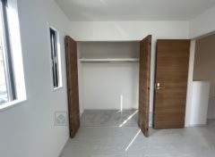 住む人のこだわりを活かす洋室。日当たりがよく、寝室としての利用もおすすめ。広めのクローゼットには荷物をすっきり片付けられ、ゆとりのある暮らしが出来ます＾＾