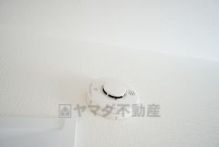 火災発生をいち早く知らせてくれる火災報知器は標準装備です。