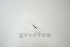 火災発生をいち早く知らせてくれる火災報知器は標準装備です。