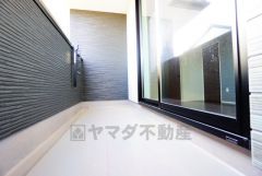 南側に面したバルコニーは日当たり良好です。お洗濯物も気持ちよく干せそうです。日光浴をしたり、星を眺めたりも良いですね^^