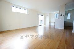 大きな窓のあるリビングは、陽光あふれる明るい空間です。居心地良く、ご家族皆がゆったり寛げる憩いの空間となりそうです。