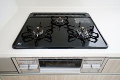 同仕様写真。3種類の料理が同時に調理できる、3口ガスコンロ。忙しい夕食の支度時間が短縮できて嬉しいですね。