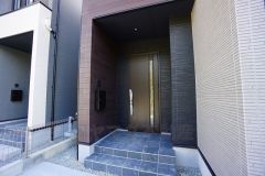 家の顔となる玄関扉がかっこいいと、たくさんの人を招き入れたくなりますね＾＾奥まって設置されており、雨にも濡れにくくなっています。