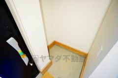 ベビーカーや泥のついたおもちゃをしまうのに便利なスペースです。玄関周りをスッキリさせることが出来ます＾＾