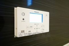 湯量・湯温の設定、そして保温までワンタッチのフルオートバス。便利な追い炊き機能付きです。