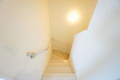 手摺付き階段部分です。勾配も緩やかに設計されており、安全性も重視。