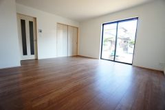 大きな窓のあるリビングは、陽光あふれる明るい空間です。居心地良く、ご家族皆がゆったり寛げる憩いの空間となりそうです。